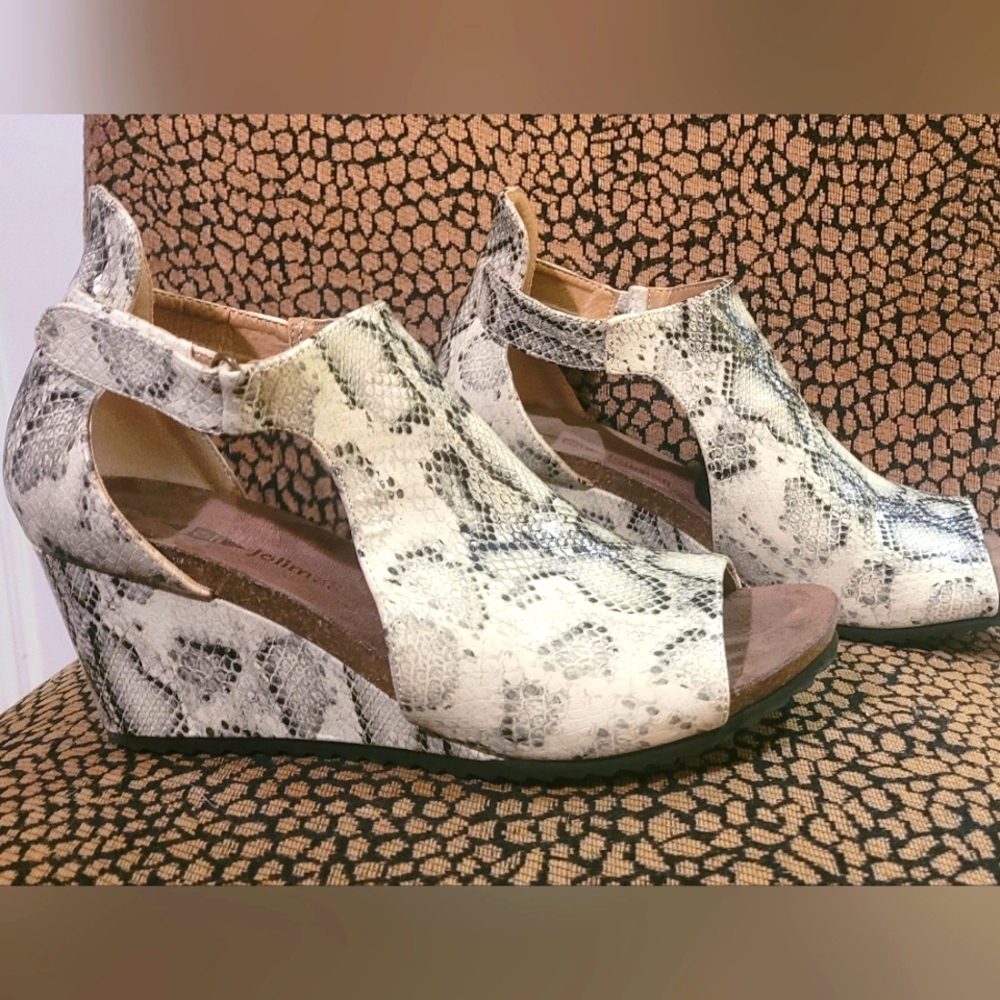Jolimall - Snakeskin peep toe side hollow wedge sandals - SZ 9